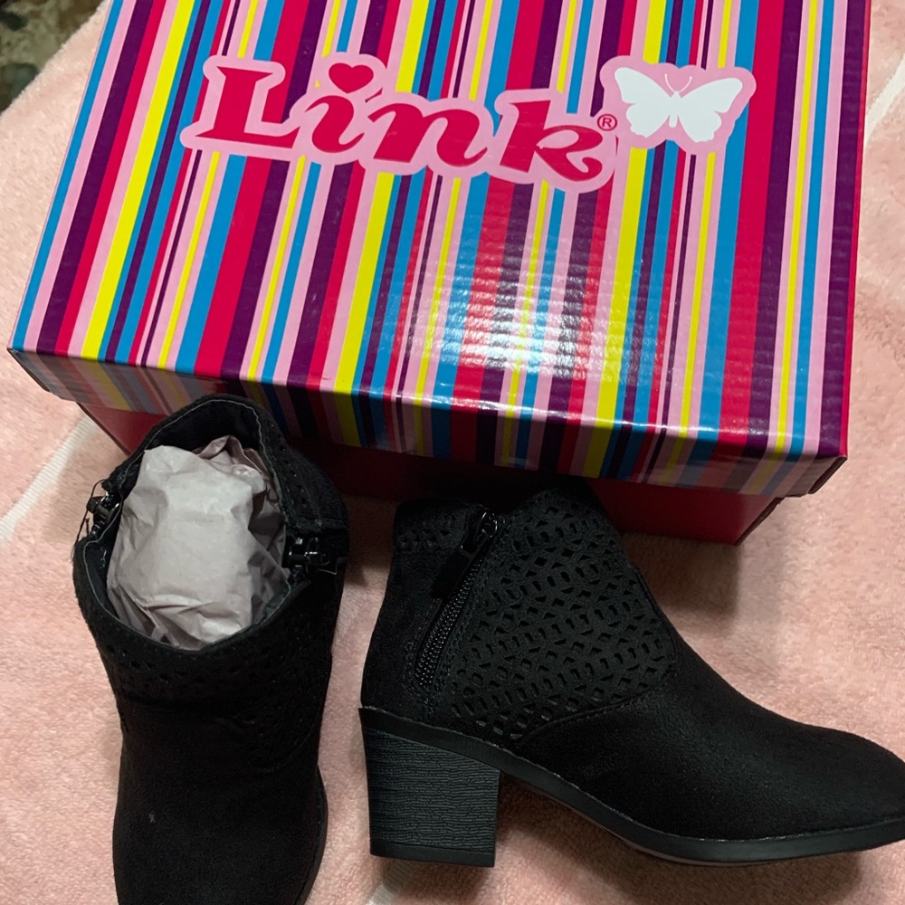 New toddler size 9Link black suede boots.